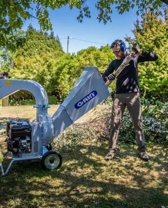 GRIN houtversnipperaar verwerkt snoeihout in de tuin