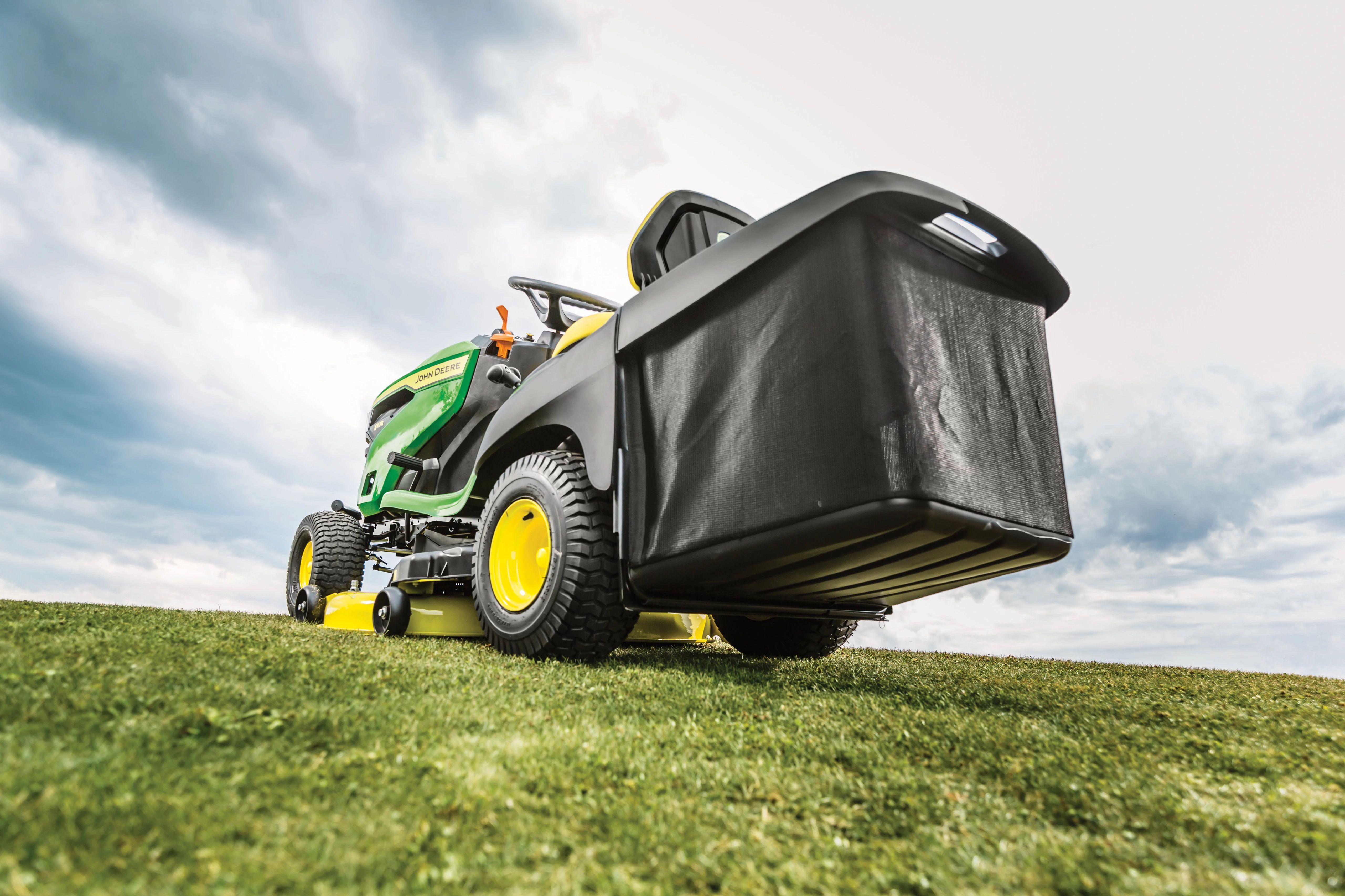 John Deere zitmaaier met grasopvangbak op het gazon